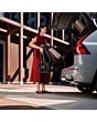 1150099110_F7_2026_maxicosi_stroller_oxford_oaktruffle_oxford_lifestyle_momplacingfoldedstrollerincar